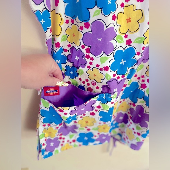 Dickies Spring Floral V-Neck Scrub Top w Pockets (with tie back & synching) -Med - Picture 4 of 4